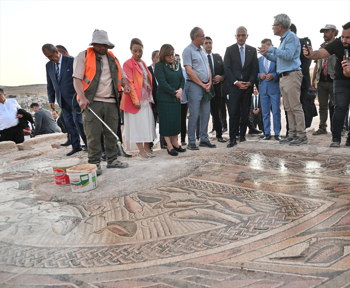 Kültür ve Turizm Bakanı Mehmet Nuri Ersoy, insanlık tarihinin en eski yerleşimlerinden biri olan...