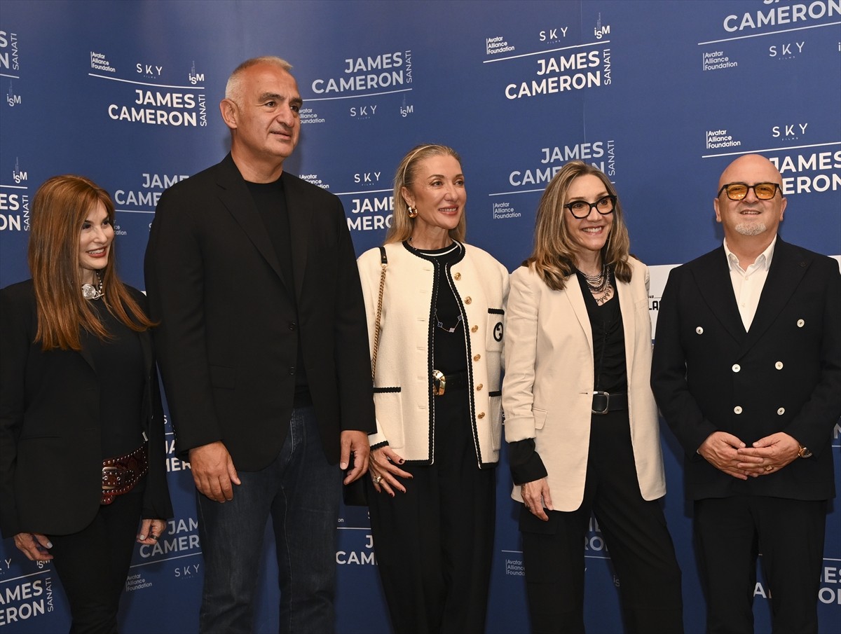 Kültür ve Turizm Bakanı Mehmet Nuri Ersoy (sol 2), eşi Pervin Ersoy'la (sağ 3) birlikte İstanbul...