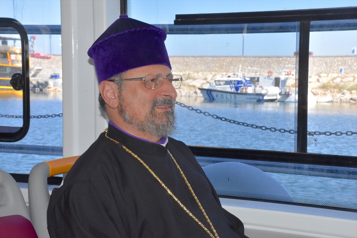 Kültür ve Turizm Bakanlığının özel izniyle yılda bir kez ibadete açılan Van Gölü'ndeki Akdamar...