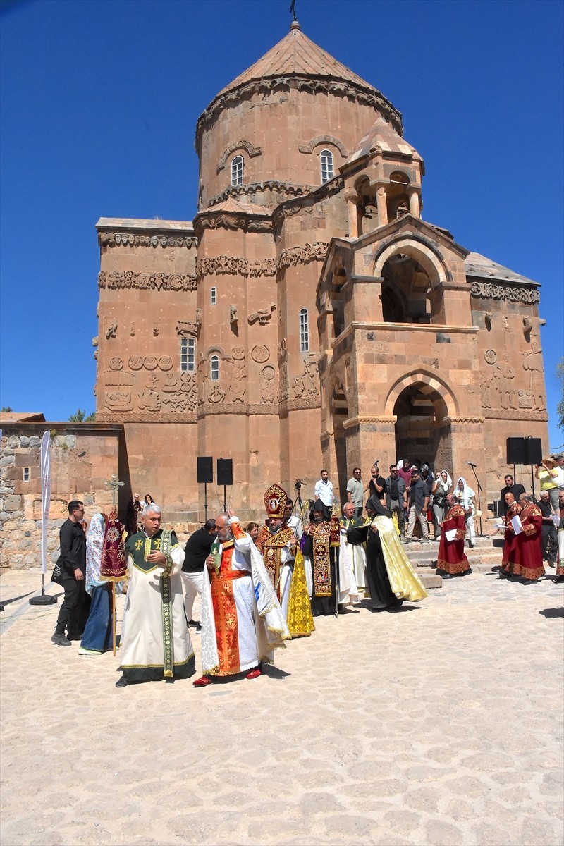 Kültür ve Turizm Bakanlığının özel izniyle yılda bir kez ibadete açılan Van Gölü'ndeki Akdamar...
