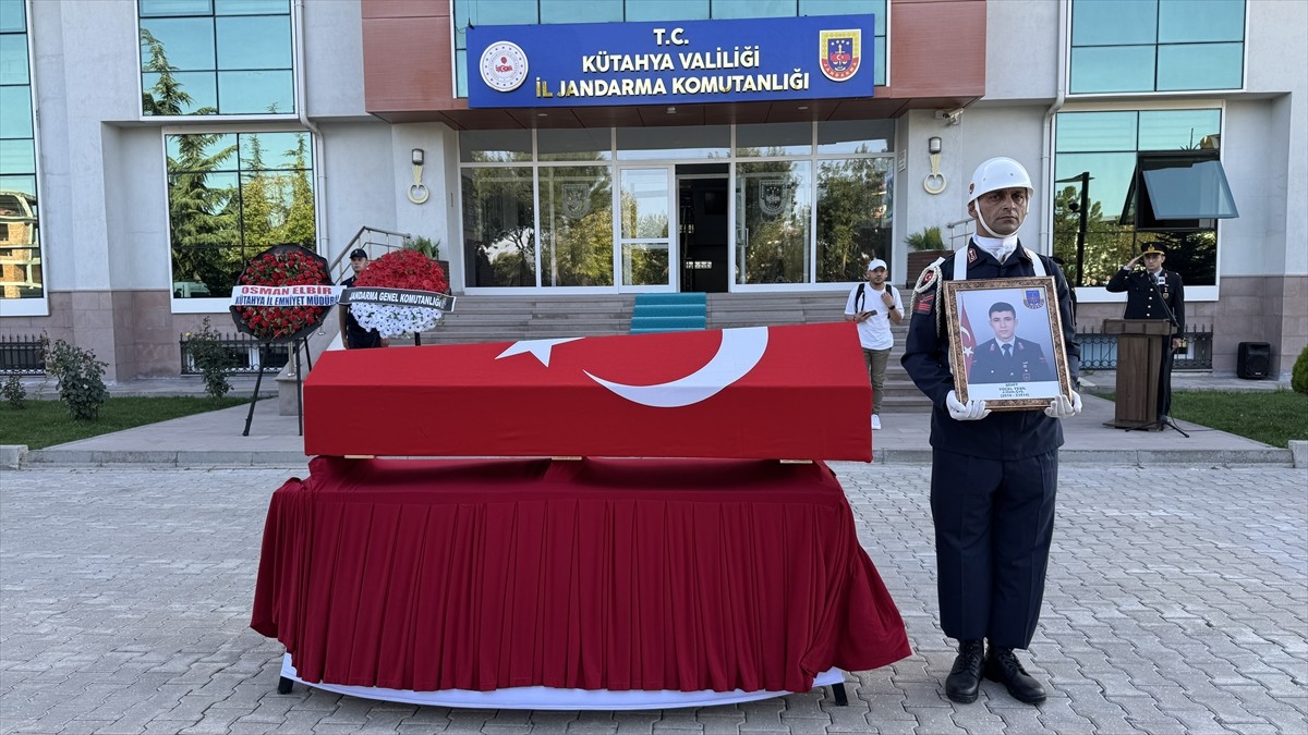 Kütahya'da kontrolden çıkan otomobilin çarpması sonucu şehit olan jandarma trafik Uzman Çavuş...