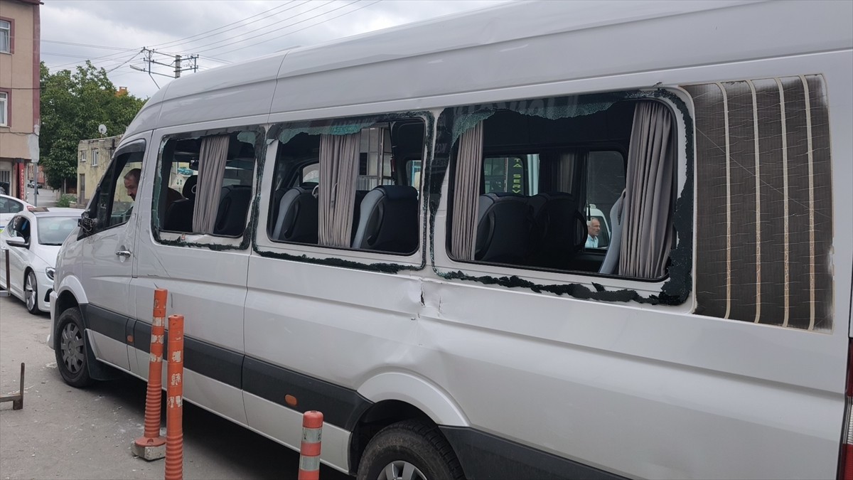 Kütahya'da servis minibüsü ile öğrenci servisinin çarpışması sonucu 5'i öğrenci, 7 kişi...