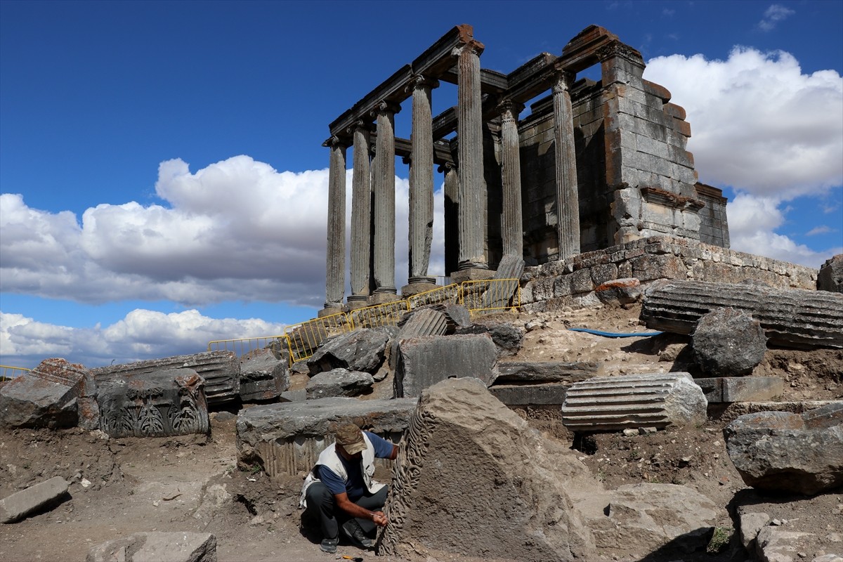 Kütahya'nın Çavdarhisar ilçesindeki Aizanoi Antik Kenti'nde yürütülen kazı çalışmalarında Zeus...