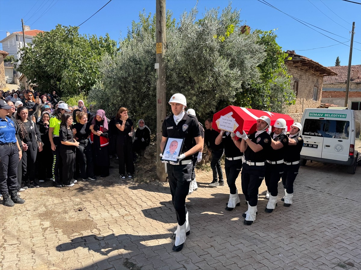 Kütahya'nın Gediz ilçesinde trafik kazasında hayatını kaybeden polis memuru, memleketi Uşak'ta son...