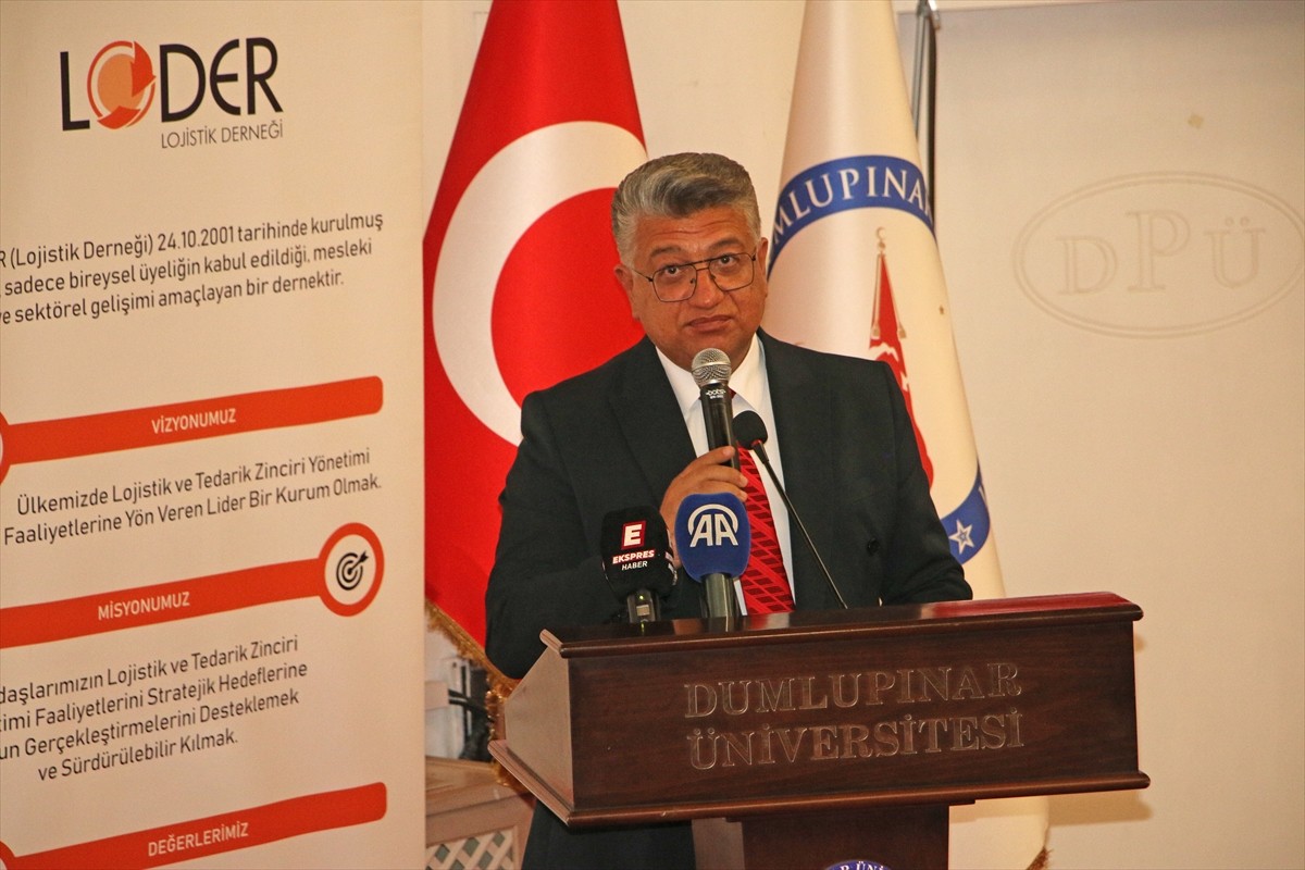 Kütahya Dumlupınar Üniversitesi'nde (DPÜ) "Karayolu Yük Taşıtı Sürücülüğü Ön Lisans Programı"nın...