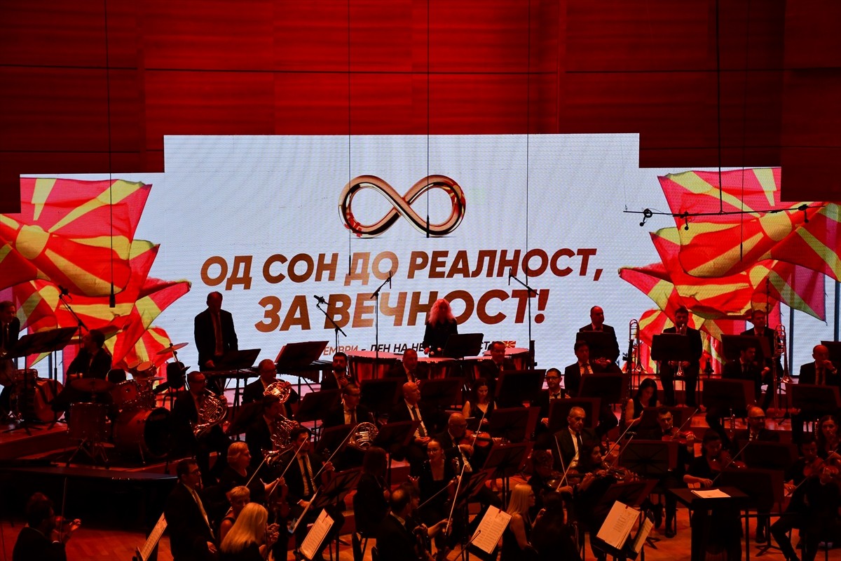 Kuzey Makedonya'nın başkenti Üsküp'te bağımsızlığın 34. yıl dönümü kutlandı. Kuzey Makedonya...