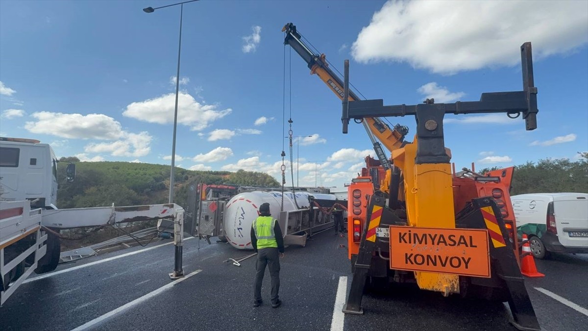 Kuzey Marmara Otoyolu'nun Riva mevkisinde devrilen tırın sürücüsü yaralandı. İhbar üzerine olay...