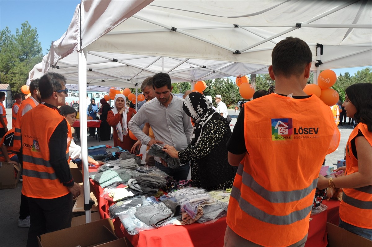 Lösemili Çocuklar Vakfının (LÖSEV) lösemili hastalar ve ailelerine yardım dağıtan "İyilik Tırı"...