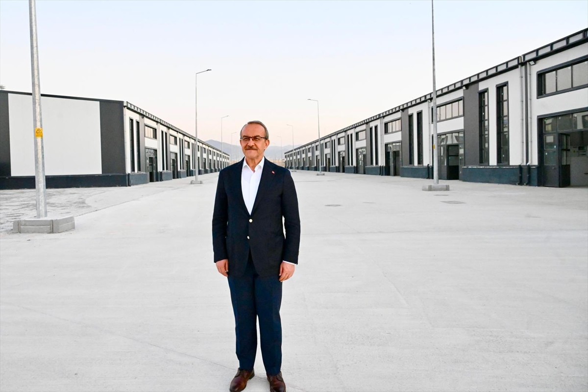 Malatya'da 6 Şubat 2023'teki Kahramanmaraş merkezli depremlerde iş yerleri yıkılan veya ağır hasar...