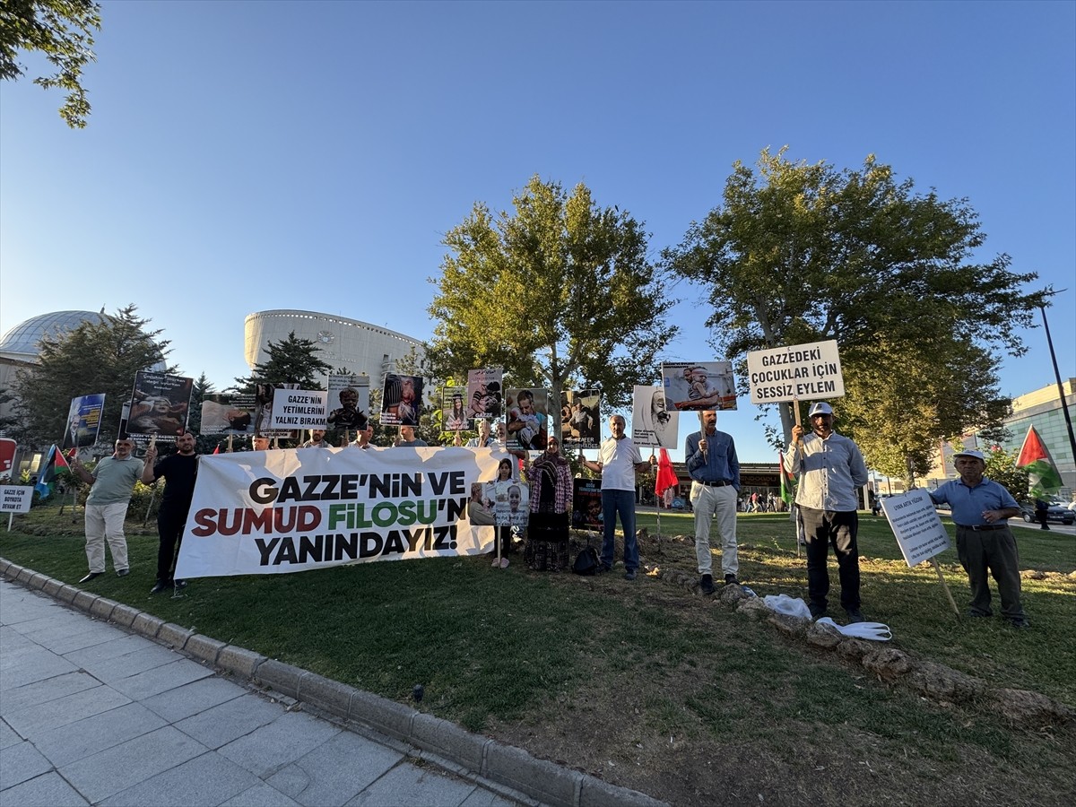 Malatya'da bir grup öğretmen, İsrail'in Gazze'de yaptığı soykırıma dikkati çekmek için 1,5 yıldır...