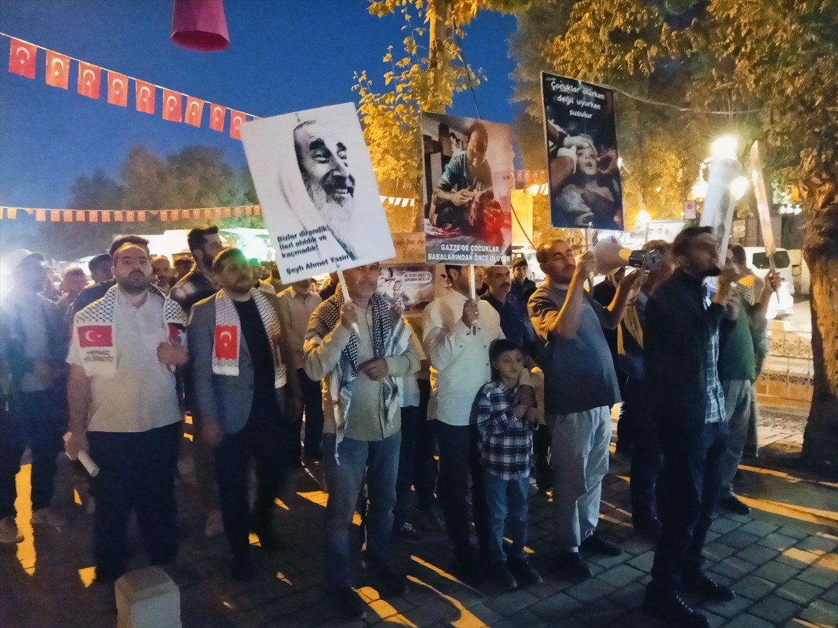 Malatya'da vatandaşlar, İsrail'in Gazze'deki soykırımını protesto etmek üzere yürüyüş...