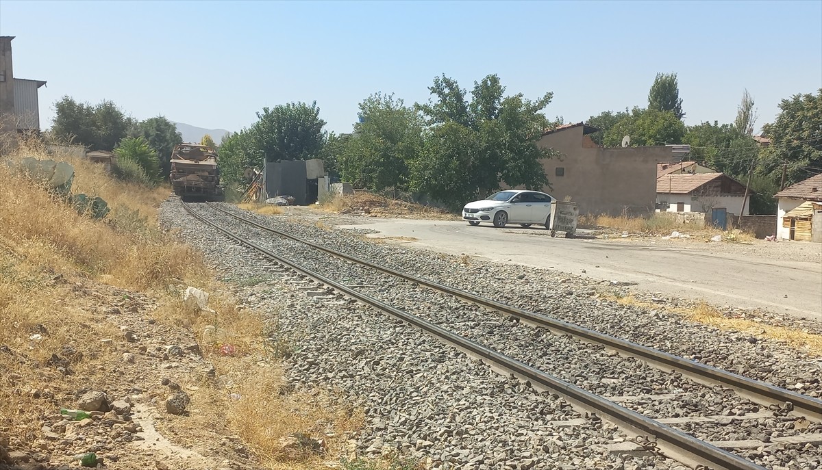  Malatya'nın Yeşilyurt ilçesinde yük treninin çarptığı otomobilin sürücüsü ağır yaralandı. Polis...