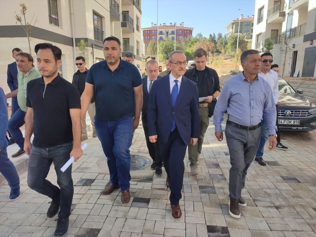 Malatya Valisi Seddar Yavuz (sağ 2), Battalgazi ilçesi Göztepe ve Tandoğan mahallelerini kapsayan...