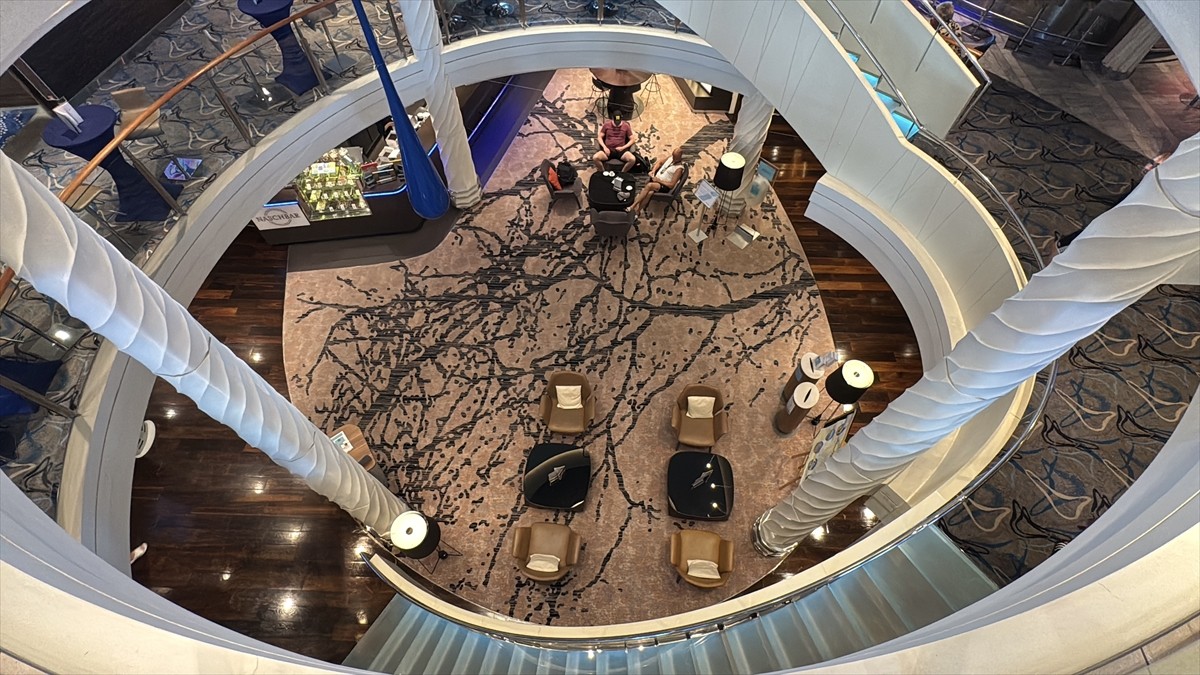 Malta bayraklı kruvaziyer "Mein Schiff 5", 2 bin 545 yolcusuyla Muğla'nın Bodrum ilçesine geldi. ...