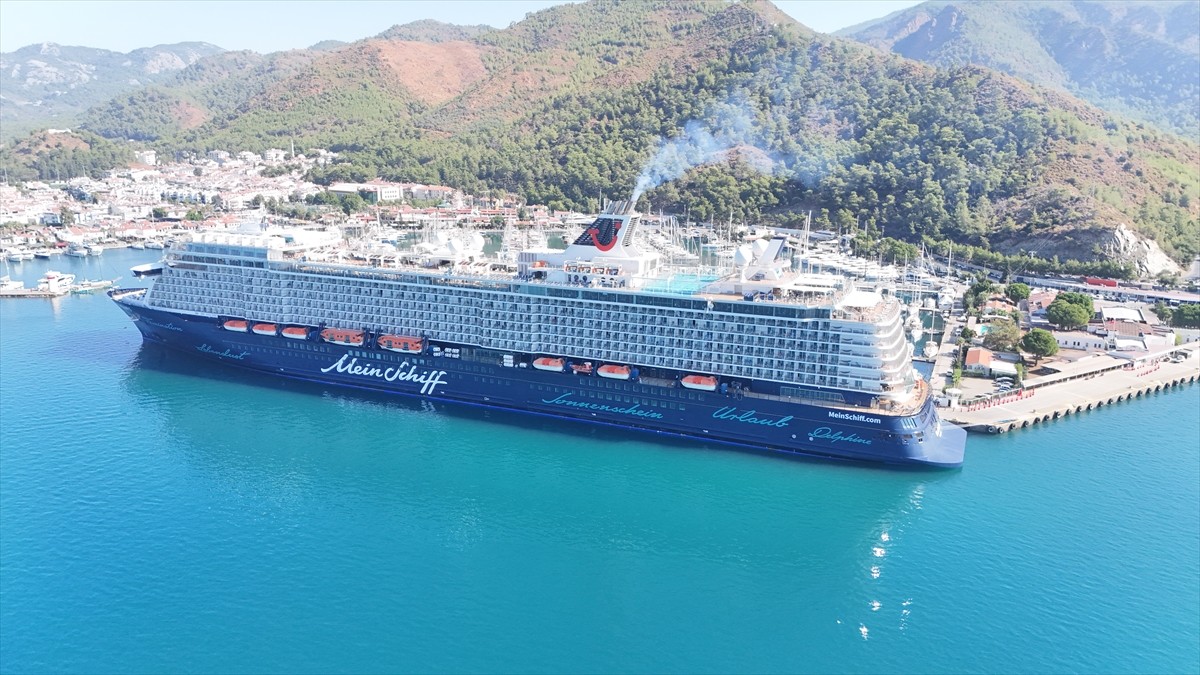 Malta bayraklı kruvaziyer "Mein Schiff 5", 2 bin 600 yolcusuyla Muğla'nın Marmaris ilçesine geldi....