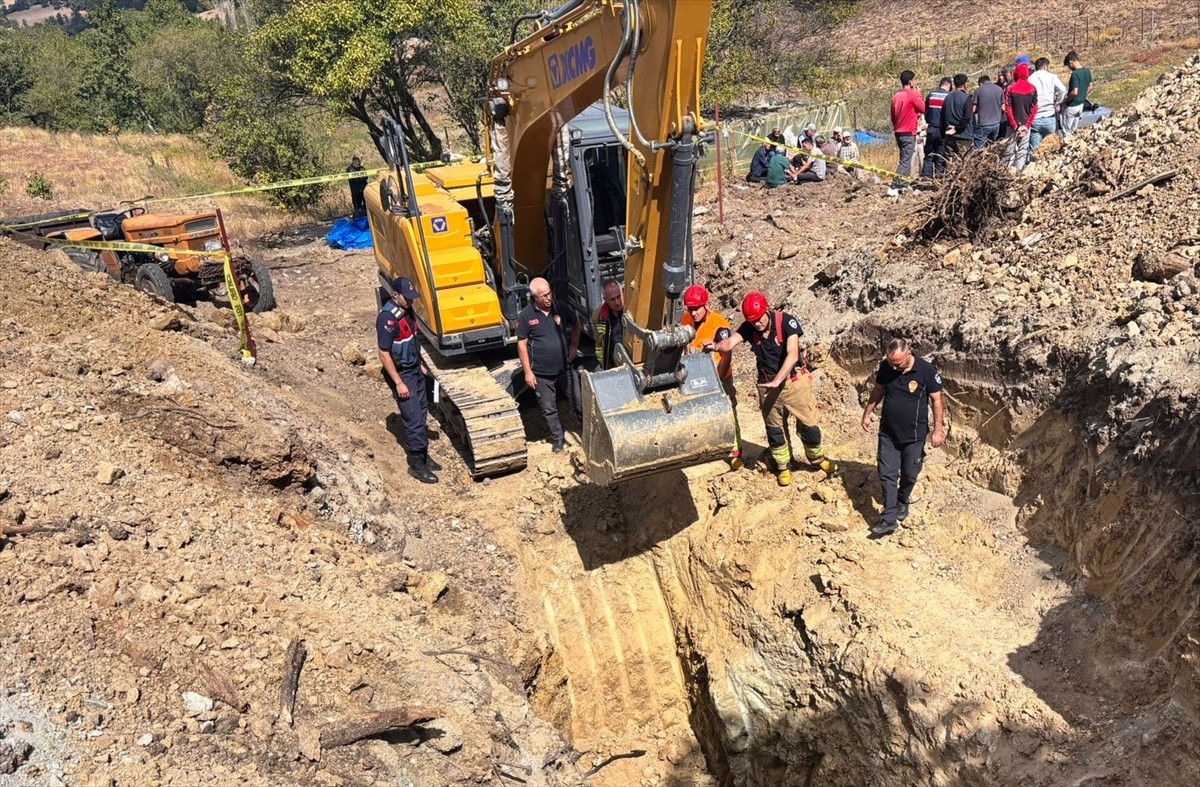 Manisa'nın Akhisar ilçesinde kuyu kazma çalışması sırasında meydana gelen göçükte 2 kişi toprak...