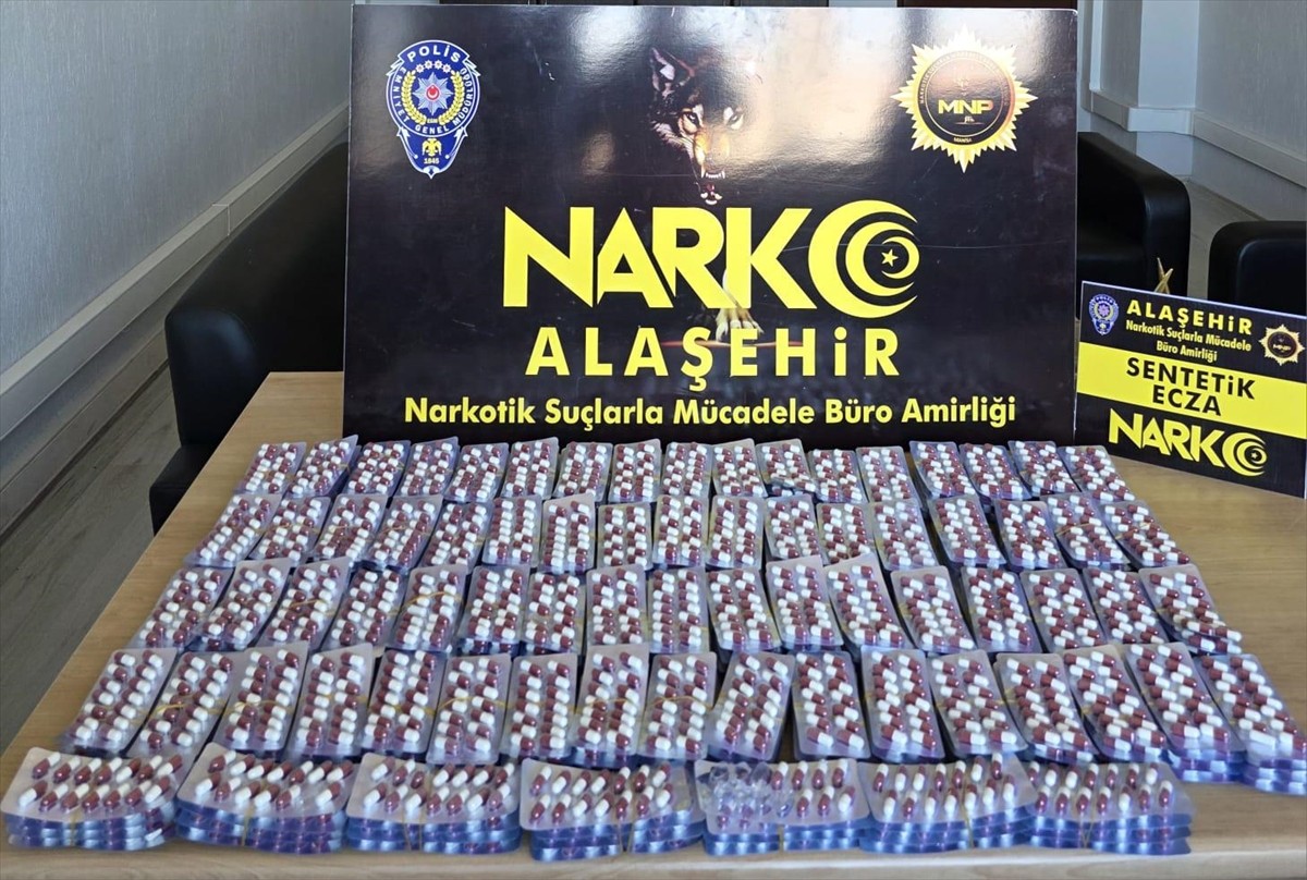 Manisa'nın Alaşehir ilçesinde düzenlenen operasyonda 4 bin 191 sentetik ecza ele geçirildi, 1 kişi...