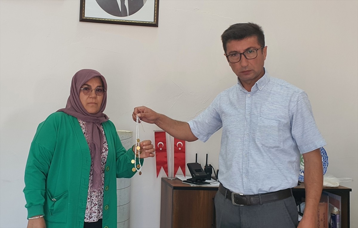 Manisa'nın Demirci ilçesinde kaybolan çeyrek altın ve altın takılar, sokakta bulan vatandaşların...