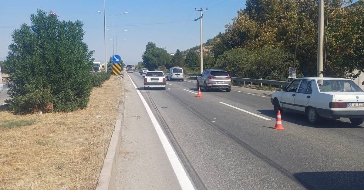 Manisa'nın Salihli ilçesinde yolun karşısına geçerken otomobilin çarptığı kadın öldü. İhbar...