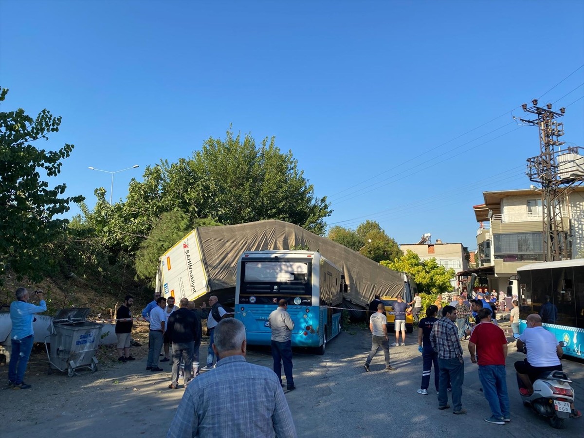 Manisa'nın Salihli ilçesindeki zincirleme trafik kazasında 1 kişi hayatını kaybetti, 2 kişi...