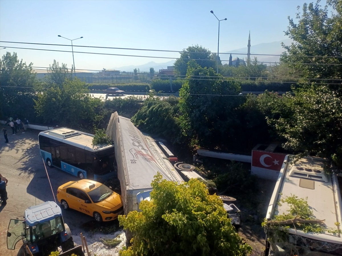 Manisa'nın Salihli ilçesindeki zincirleme trafik kazasında 1 kişi hayatını kaybetti, 2 kişi...