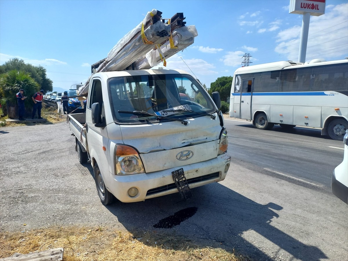 Manisa'nın Şehzadeler ilçesinde 3 aracın karıştığı zincirleme trafik kazasında 3 kişi...