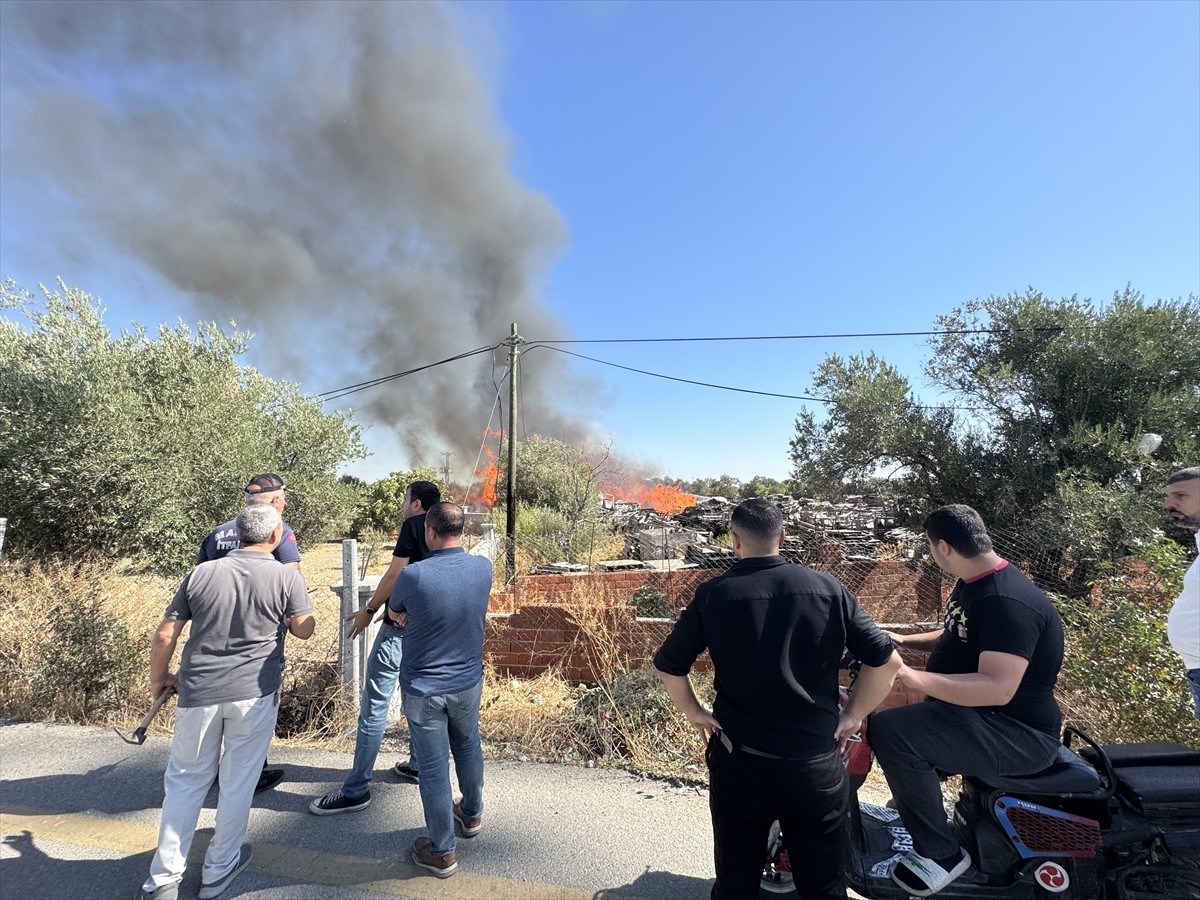 Manisa'nın Yunusemre ilçesinde bir palet fabrikasında çıkan yangına müdahale ediyor.