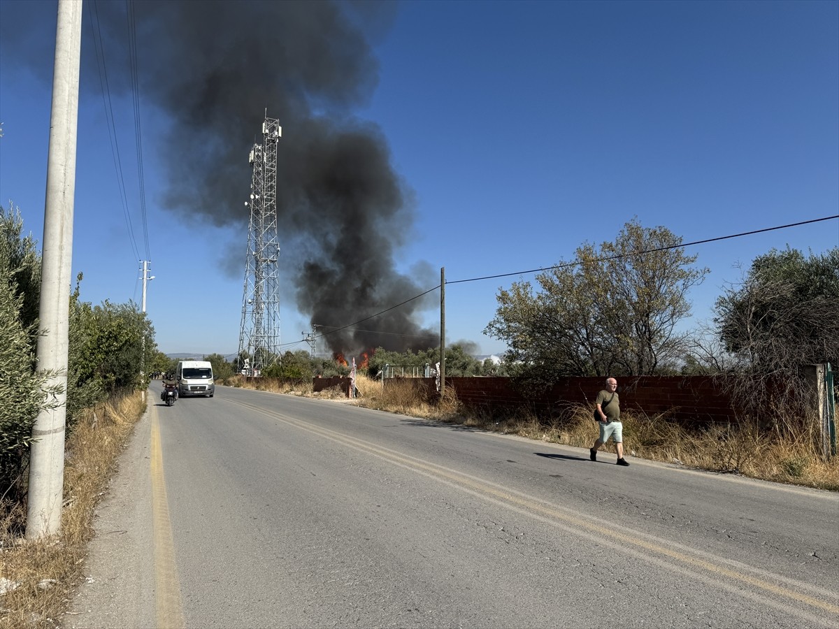 Manisa'nın Yunusemre ilçesinde bir palet fabrikasında çıkan yangına müdahale ediyor.