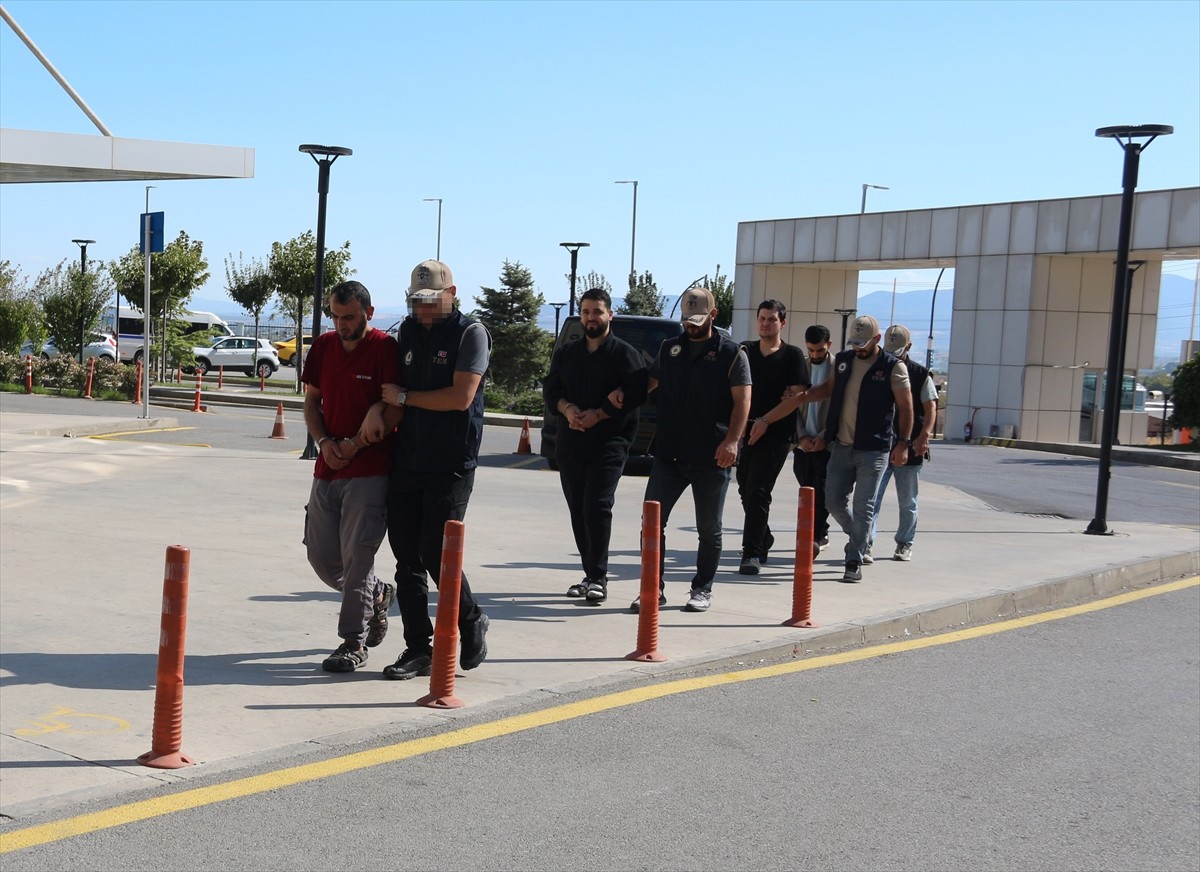 Manisa merkezli 3 ilde terör örgütü DEAŞ'a yönelik düzenlenen operasyonda 4 şüpheli gözaltına...