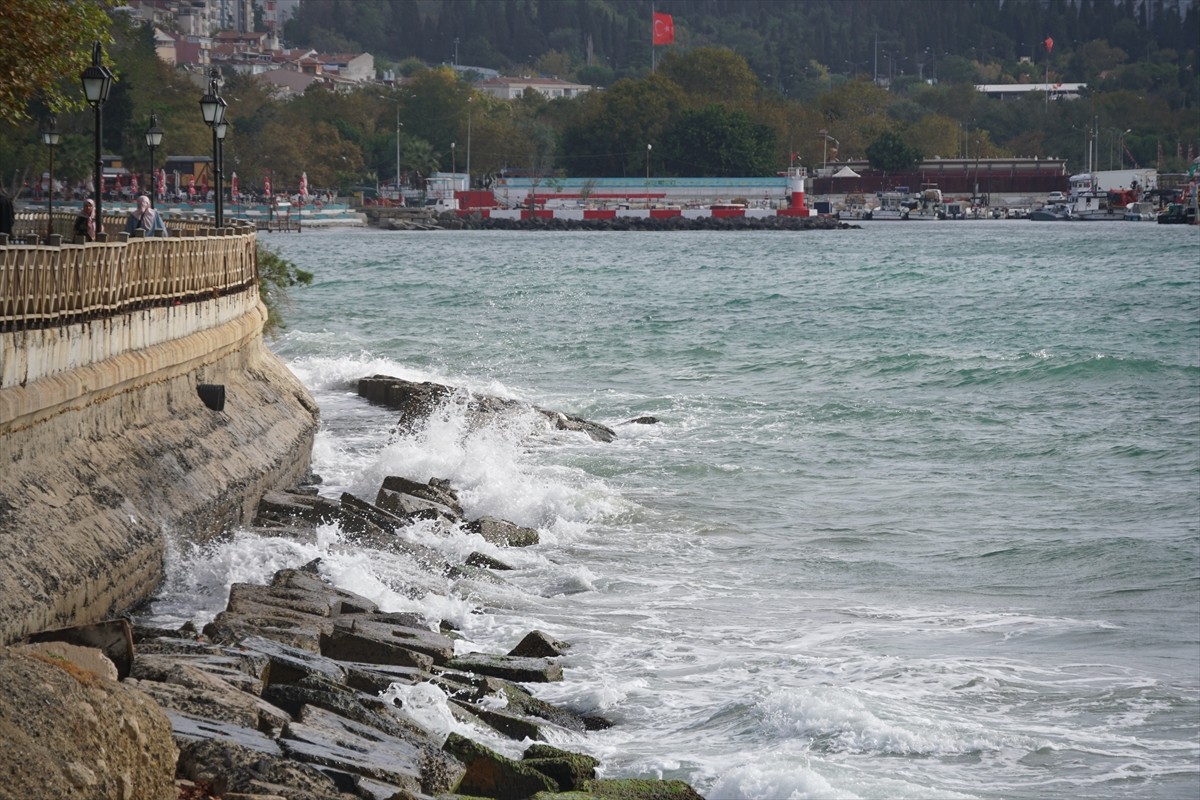 Marmara Denizi'nde etkili olan poyraz, Tekirdağ'da deniz ulaşımında aksamalara neden oluyor.