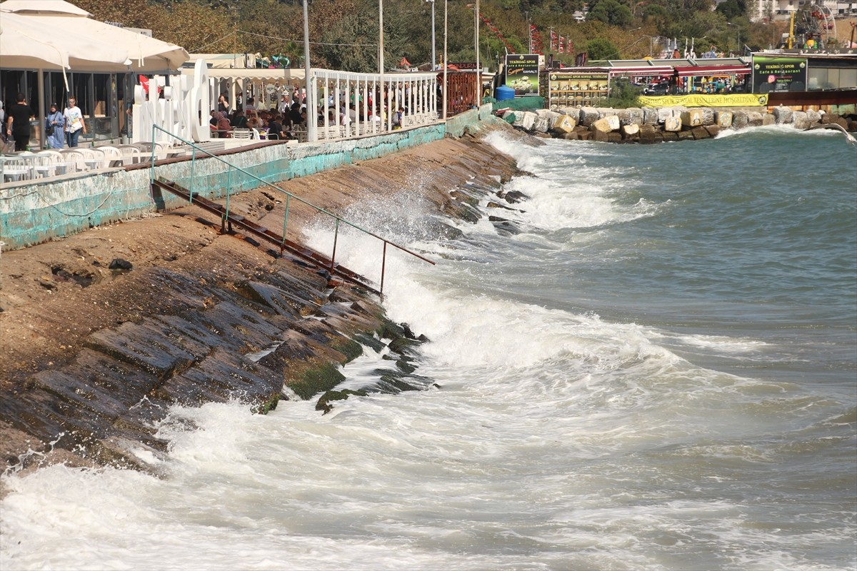 Marmara Denizi'nde hızı zaman zaman saatte 40 kilometreye ulaşan poyraz, Tekirdağ'da deniz...