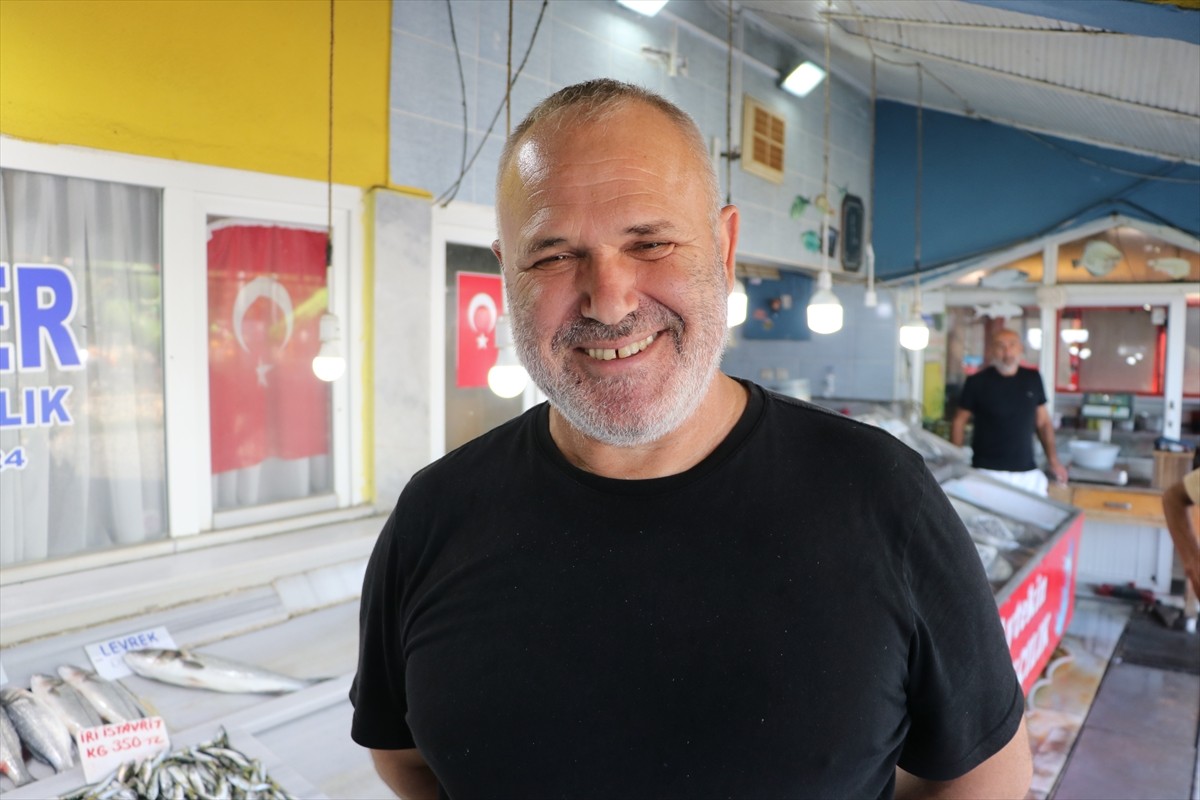 Marmara Denizi'ne açılan balıkçıların ağlarına takılan istavritler tezgahları süslüyor. Balıkçı...