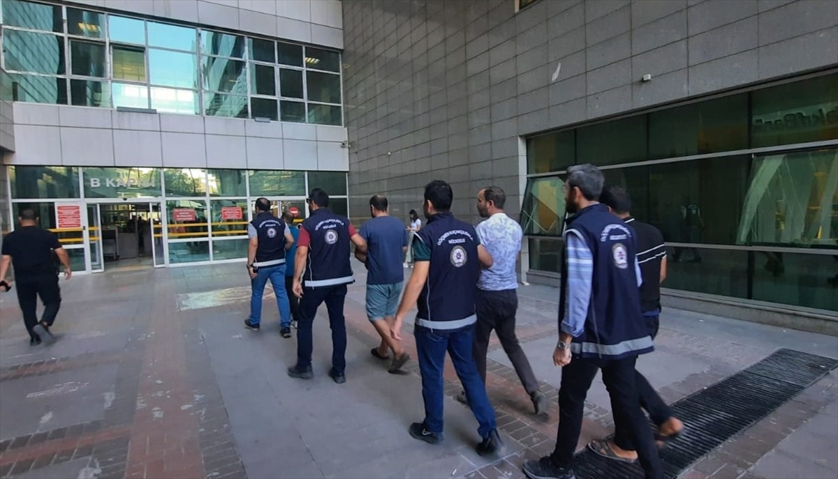 Mersin'de 14 düzensiz göçmen yakalandı, göçmen kaçakçılığı yaptıkları iddiasıyla 4 şüpheli...