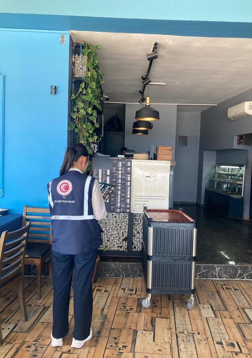 Mersin'de, fiyat etiketi ve haksız fiyat artışı denetiminde kurallara uymadığı tespit edilen...