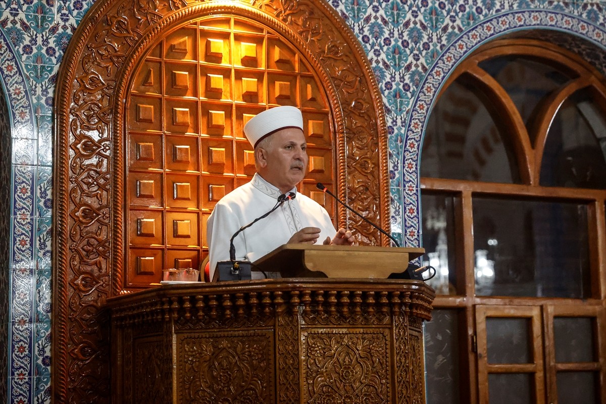 Mersin'de Mevlit Kandili, kentteki camilerde dualarla idrak edildi. Yenişehir ilçesindeki Muğdat...