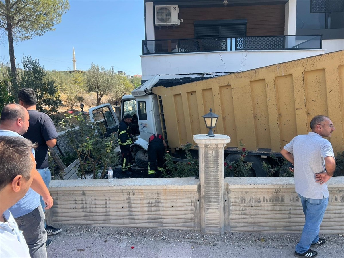 Mersin'in Mut ilçesinde, apartman balkonuna çarpan hafriyat kamyonunun sürücüsü yaralandı. Kaza...