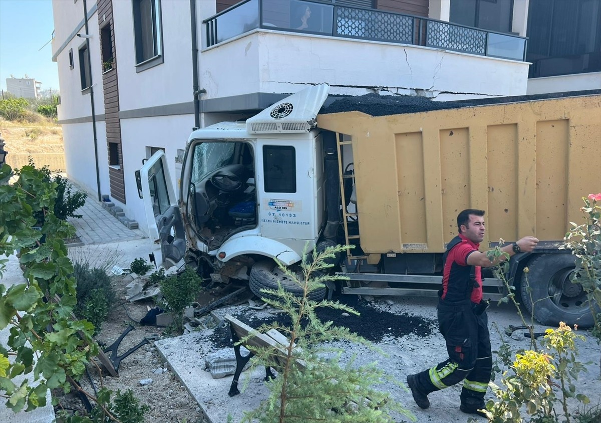 Mersin'in Mut ilçesinde, apartman balkonuna çarpan hafriyat kamyonunun sürücüsü yaralandı. Kaza...