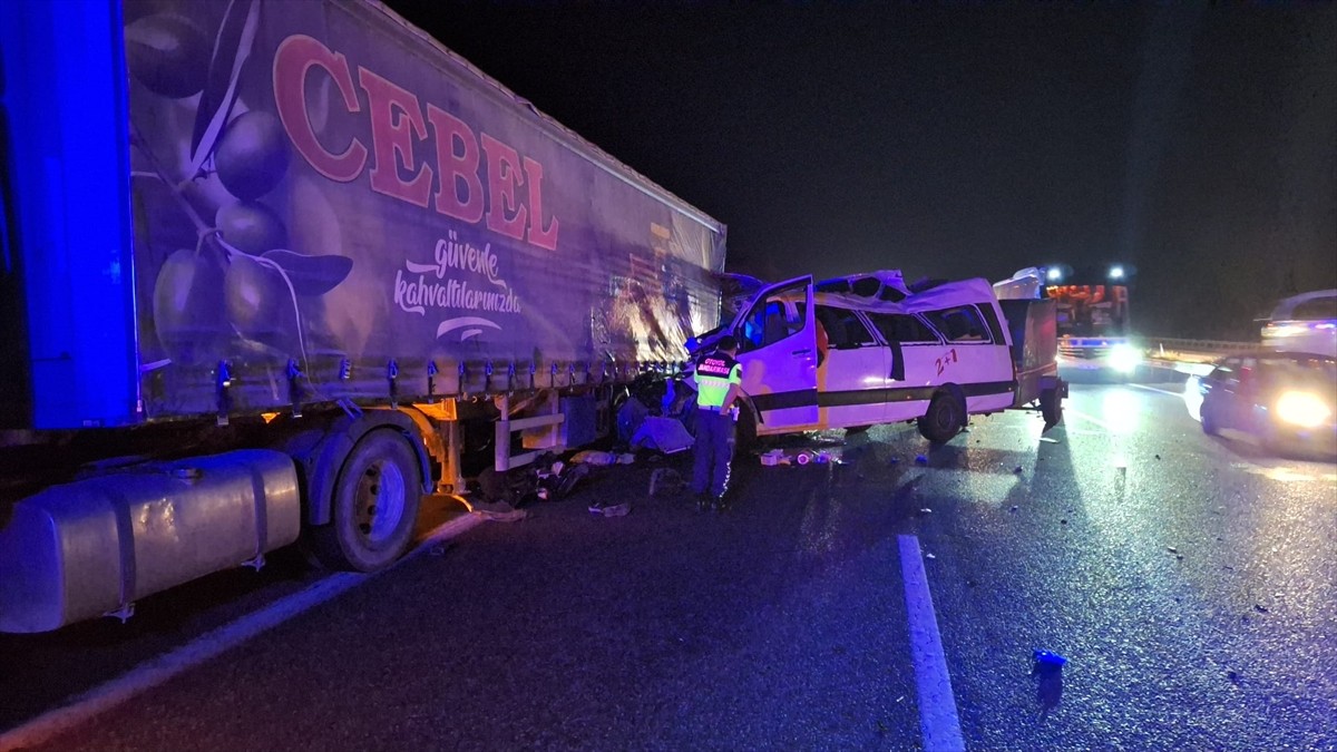 Mersin'in Tarsus ilçesinde tarım işçilerini taşıyan minibüsün tıra çarpması sonucu 3 kişi öldü, 16...