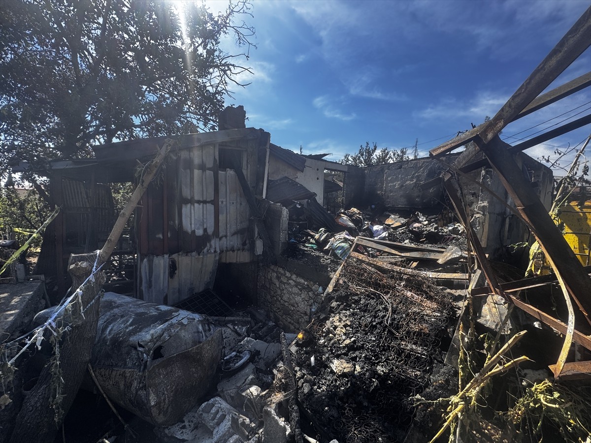 Mersin'in Tarsus ilçesinde tek katlı müstakil evde çıkan yangında nine ve 19 yaşındaki torunu...