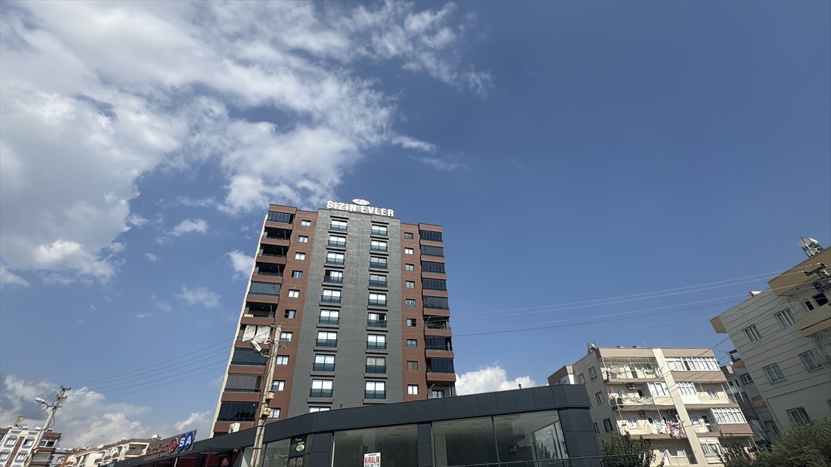 Mersin'in Tarsus ilçesinde zemine düşen asansördeki kadın hayatını kaybetti.