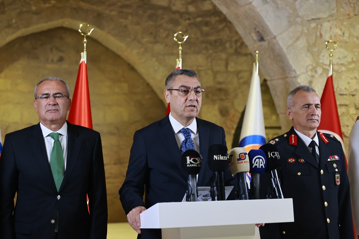 Mersin Valisi Atilla Toros (ortada), İl Kültür ve Turizm Müdürlüğü'nde düzenlenen basın...