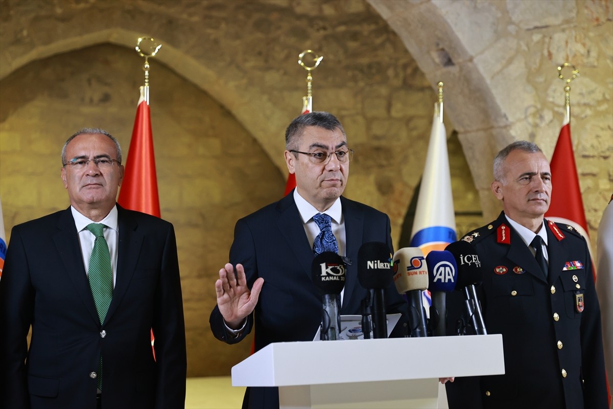 Mersin Valisi Atilla Toros (ortada), İl Kültür ve Turizm Müdürlüğü'nde düzenlenen basın...