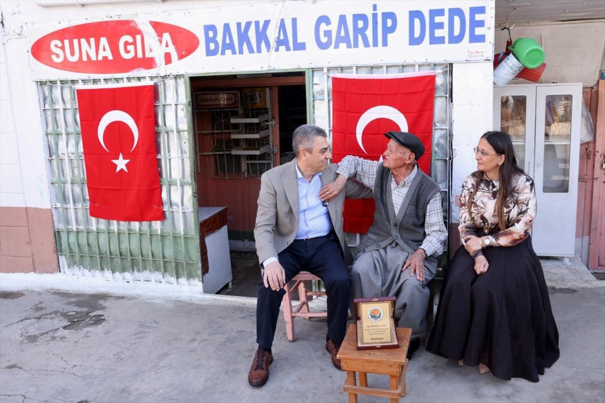 Mersin Valisi Atilla Toros (solda), 50 yıldır bakkal işleten, mahallesi'nde "Garip Dede" olarak...