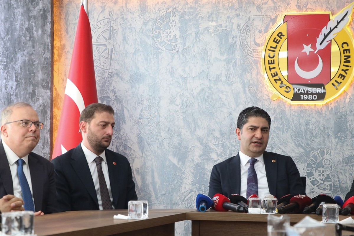  MHP Genel Başkan Yardımcısı İsmail Özdemir (solda), Kayseri Gazeteciler Cemiyetini ziyaret etti....