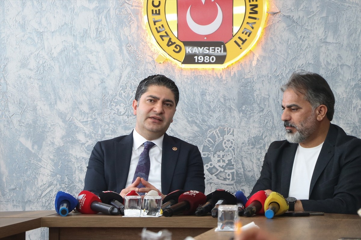  MHP Genel Başkan Yardımcısı İsmail Özdemir (solda), Kayseri Gazeteciler Cemiyetini ziyaret etti....