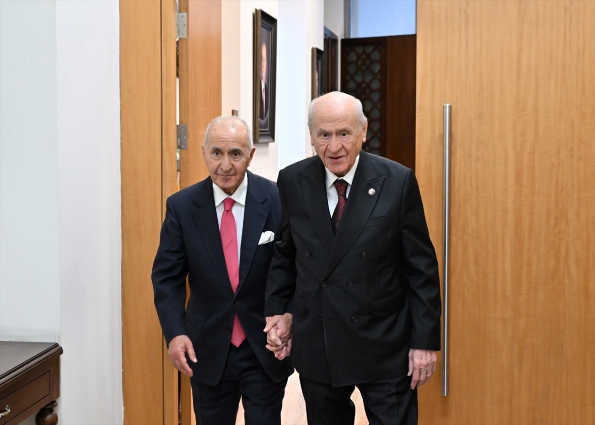 MHP Genel Başkanı Devlet Bahçeli, eski TBMM Başkanı ve eski CHP Genel Başkanı Hikmet Çetin ile bir...