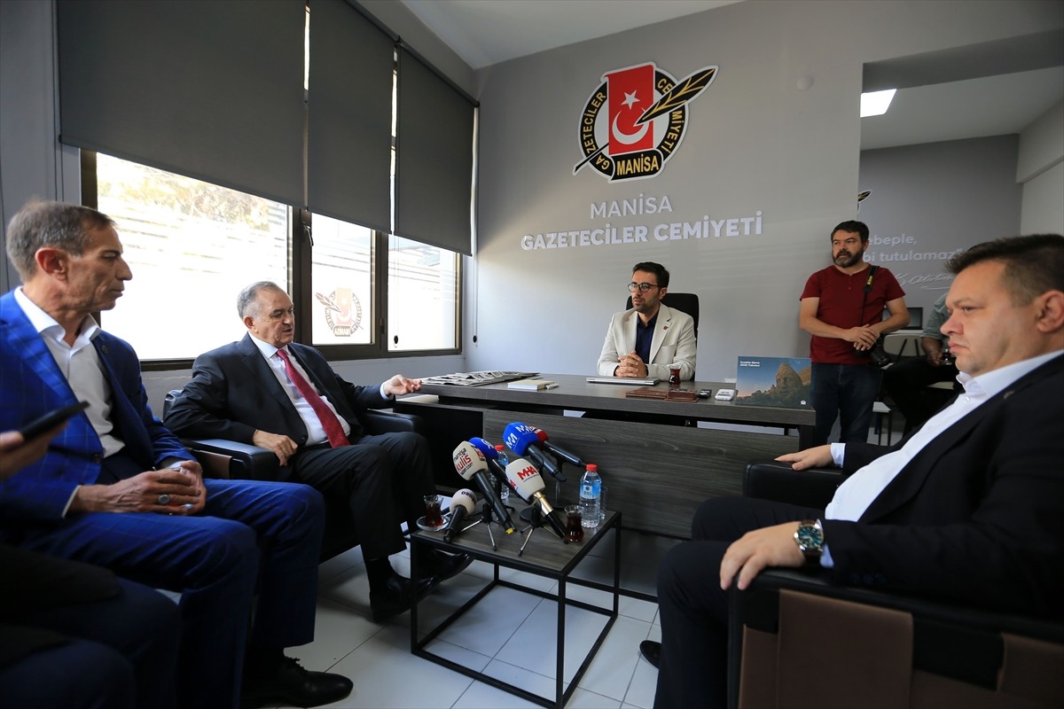 MHP Grup Başkanvekili ve Manisa Milletvekili Erkan Akçay (solda), Manisa Gazeteciler Cemiyeti...