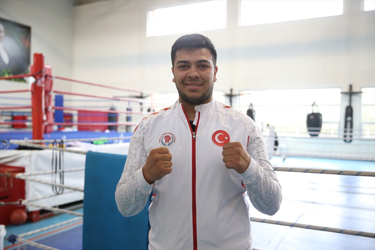 Milli boksörler Toprak Salman (fotoğrafta) ve Doğukan Demirceylan, Avrupa Gençler Şampiyonası'nda...