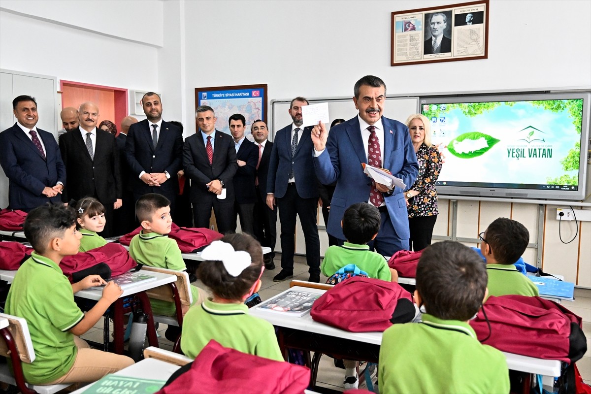 Milli Eğitim Bakanı Yusuf Tekin (sağda), Güngören'de kendisine mektup yazarak okullarına davet...