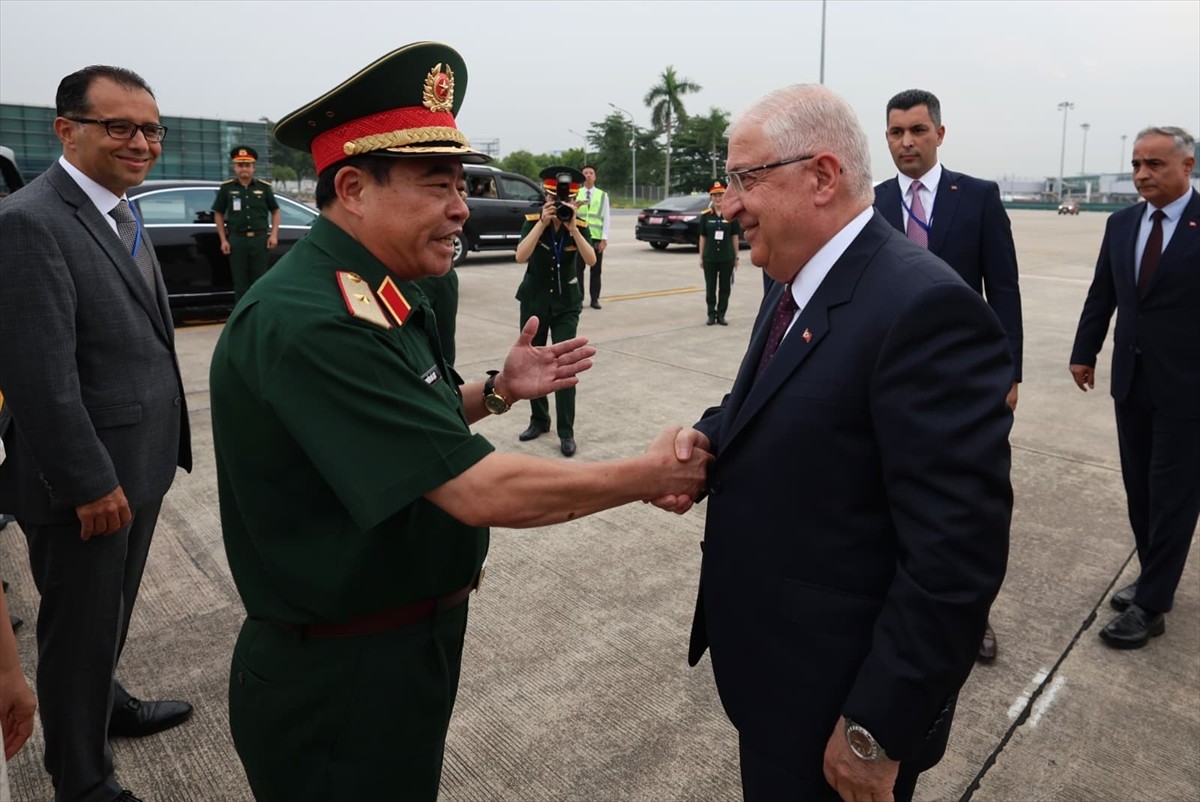 Milli Savunma Bakanı Yaşar Güler (sol 3), Vietnam Savunma Bakanı Phan Van Giang'ın resmi davetlisi...